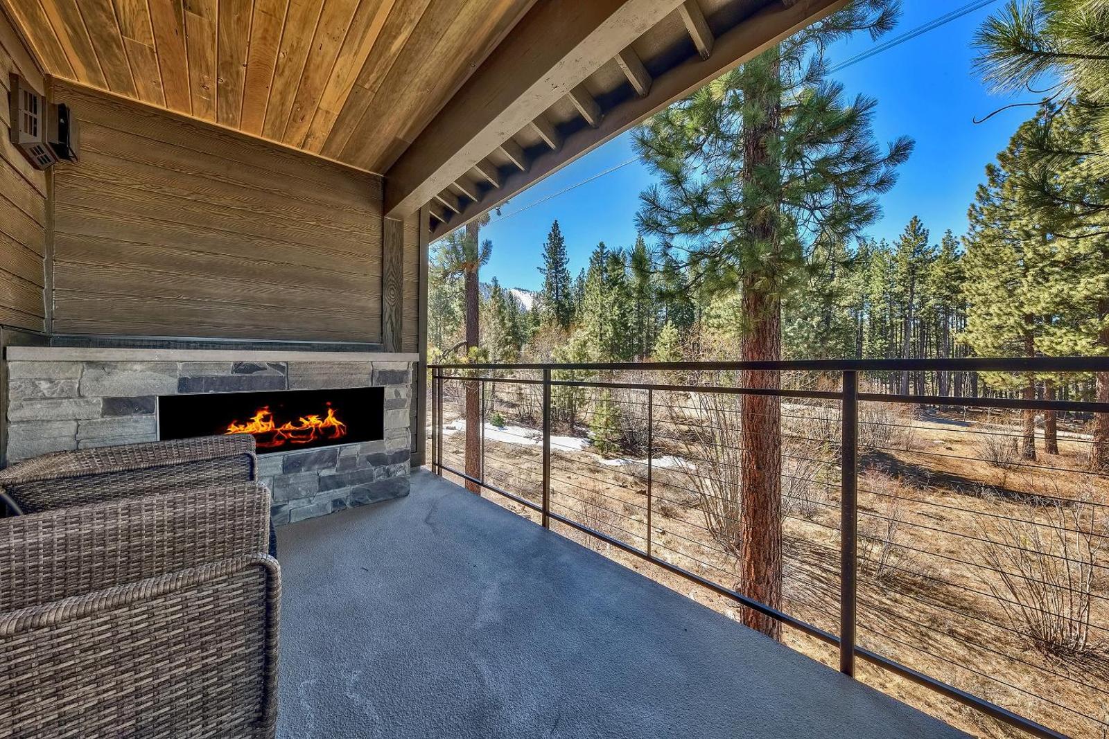 Brand New 4 Br Luxury Home Minutes From Lake Tahoe Townhouse Main image 2